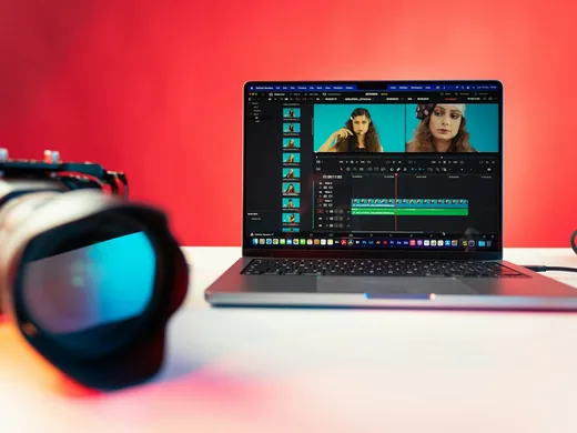 Laptop z otwartym programem do montażu wideo